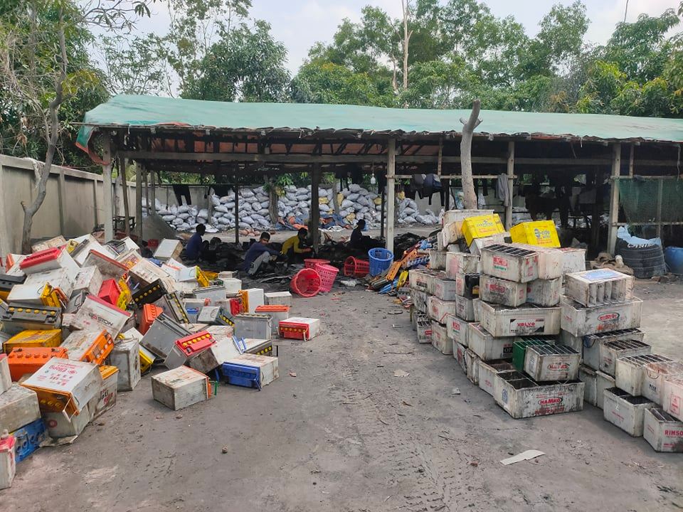 সিরাজদিখানে আবাসিক এলাকায়  সিসা পোড়ানোর অবৈধ কারখনা