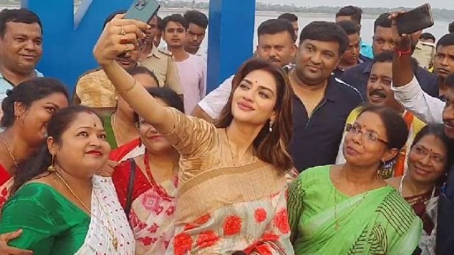 ইছামতীর তীরে ''I Love Taki' লেখা সেলফি জোনের উদ্বোধন করলেন অভিনেত্রী-সাংসদ