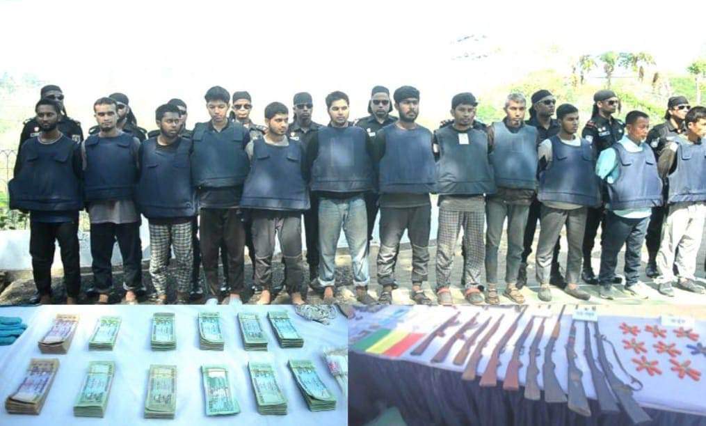 বান্দরবানে ১৭ জঙ্গিসহ গ্রেপ্তার ২০, বিপুল পরিমাণ অস্ত্র ও বোমা তৈরির সরঞ্জাম উদ্ধার   