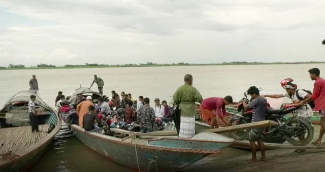 পদ্মা নদীর উপর ঝুঁকি নিয়ে ট্রলারে মোটরসাইকেল পারাপার