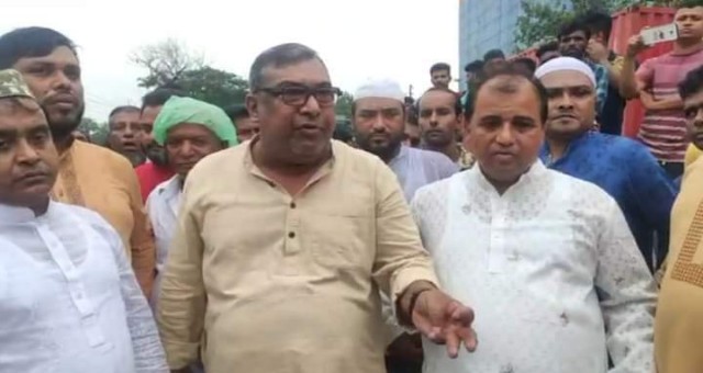 গজারিয়ায় ফুটওভার ব্রিজ নির্মাণের দাবিতে মহাসড়ক অবরোধ করে বিক্ষোভ 