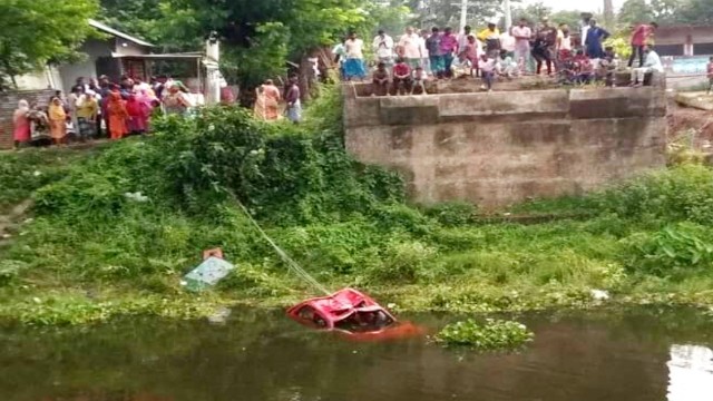 প্রাইভেটকার নিয়ে ঘুরতে বের হয়ে নিয়ন্ত্রণ হারিয়ে খাদে পড়ে দুই বন্ধু নিহত