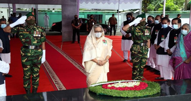 আওয়ামী লীগের প্রতিষ্ঠাবার্ষিকীতে বঙ্গবন্ধুর প্রতি প্রধানমন্ত্রীর শ্রদ্ধা নিবেদন   