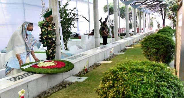 বনানী কবরস্থানে ১৫ আগস্টের শহীদদের প্রতি প্রধানমন্ত্রীর শ্রদ্ধা নিবেদন 