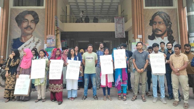 শিক্ষক সংকটে ইবি'র চারুকলা বিভাগ, নিয়োগের দাবিতে মানববন্ধন