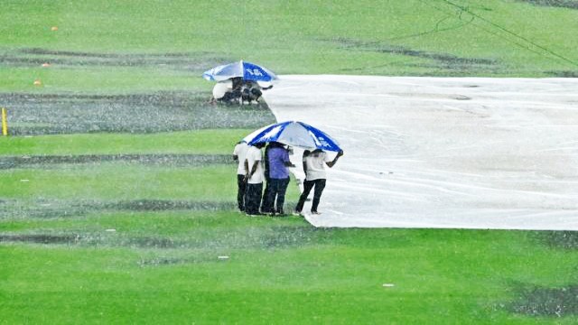 বৃষ্টিতে বন্ধ আইপিএল ফাইনাল: ধনীদের লক্ষ্য ২১৫