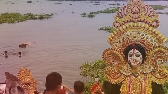 কাপ্তাই হ্রদে প্রতিমা বিসর্জনের মধ্য দিয়ে রাঙ্গামাটিতে শেষ হল শারদীয় দুর্গোৎব