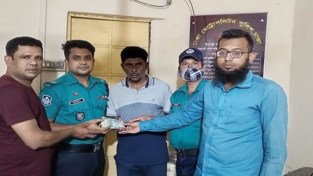 মোটরসাইকেল আরোহীর হারানো ১ লাখ ৬৫ হাজার টাকা উদ্ধার ও হস্তান্তর