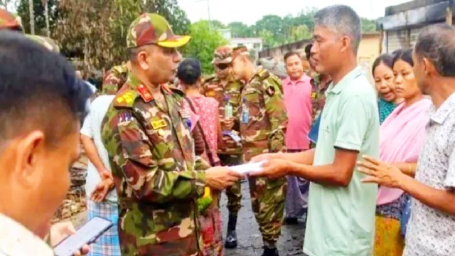 খাগড়াছড়ির গুইমারার রামসু বাজারে সেনাবাহিনীর সহায়তা: ক্ষতিগ্রস্তদের পাশে দাঁড়িয়েছে সেনাবাহিনী