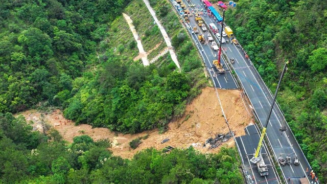 দক্ষিণ চীনে সড়ক ধ্বস : মৃতের সংখ্যা বেড়ে ৪৮