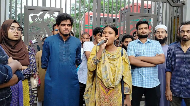ইবি শিক্ষার্থীর মৃত্যুকে ঘিরে রহস্য : প্রধান ফটক অবরোধ