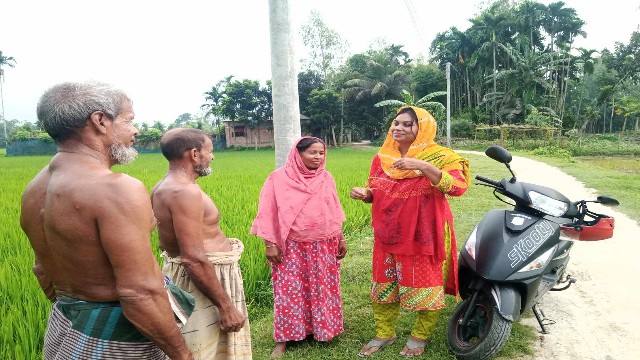 গ্রামে গ্রামে কৃষকদের অধিক সেবা দিতে স্কুটি নিয়ে ছুটে চলছেন উপসহকারী কৃষি কর্মকর্তা শর্মিলা 