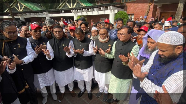 টুঙ্গিপাড়ায় বঙ্গবন্ধুর সমাধিতে নব-নির্বাচিত সংসদ সদস্য মহিউদ্দিন আহমেদের শ্রদ্ধা।